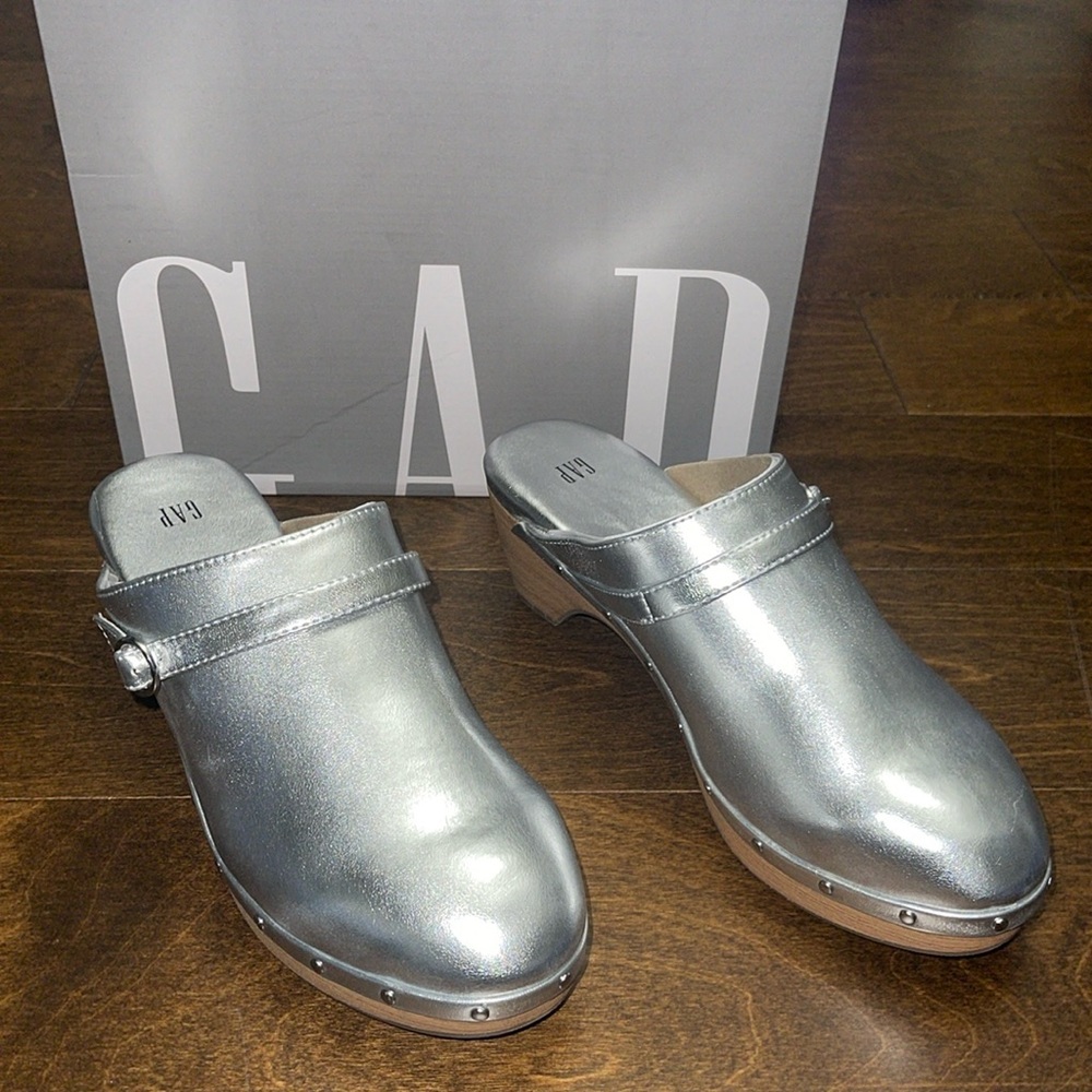 GAP clogs